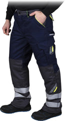 WÄRMEISOLIERTE SCHUTZHOSE MIT REFLEKTIERENDEN STREIFEN